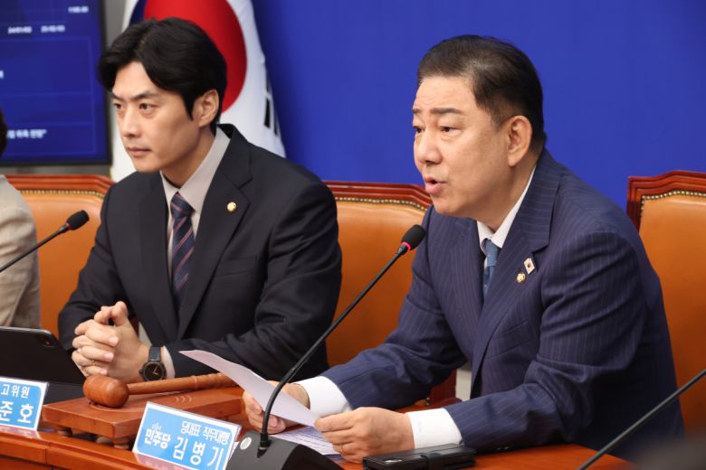 김병기 더불어민주당 당대표 직무대행 겸 원내대표가 30일 오전 서울 여의도 국회에서 열린 최고위원회의에서 발언을 하고 있다. 2025.06.30.