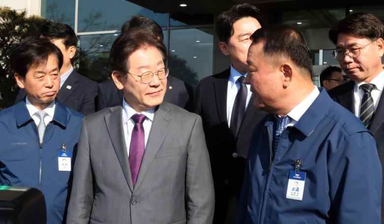 이재명 대통령이 더불어민주당 대표 시기인 2월 20일 충남 아산시 현대자동차 공장을 방문해 이동석 사장(오른쪽)을 비롯한 현대자동차 관계자들을 격려하고 있다.