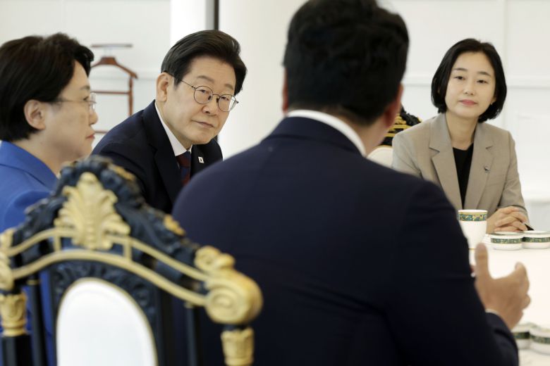 이재명 대통령이 3일 서울 한남동 관저에서 열린 비교섭단체 5당 지도부 오찬 회동에서 개혁신당 천하람 당대표 권한대행 겸 원내대표의 발언을 듣고 있다. 2025.7.3 [대통령통신사진기자단]