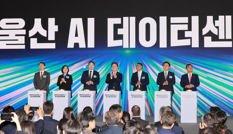 이재명 대통령이  지난달 20일 울산전시컨벤션센터에서 열린 울산 인공지능(AI) 데이터 센터 출범식에서 참석자들과 함께 기념 세리머니에 참여하고 있다.   왼쪽부터 안덕근 산업통상자원부 장관, 최민희 국회 과학기술정보방송통신위원장, 최태원 SK그룹 회장, 이 대통령, 아마존웹서비스(AWS) 프라사드 칼야나라만 인프라 총괄 대표, 유상임 과학기술정보통신부 장관,