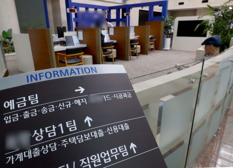 개인의 대출 한도를 제한하는 총부채 원리금 상환비율(DSR) 규제가 3단계로 강화되면서, DSR 산정시 1.5%의 가산금리가 적용돼 가계대출 한도가 줄어들게된 1일 서울의 한 시중은행 영업창구가 한산하다. 지난달 정부는 ‘6·27 부동산 대책’을 발표, 수도권 주택담보대출 한도를 6억원으로 제한하는 등 대출 규제를 강화했다. 이번에 스트레스 DSR까지 더해지면 차주의 대출 가능 금액이 더 줄어들어 수도권에서 자금 조달이 한층 어려워진다. 상당수 대출자가 DSR 규제를 앞두고 대출을 실행한데다 6억원 규제로 ‘영끌’(영혼까지 끌어모아 대출)이 차단돼 은행 창구는 예상외로 큰 혼란 없이 차분한 분위기다. 신태현 기자 holjjak@