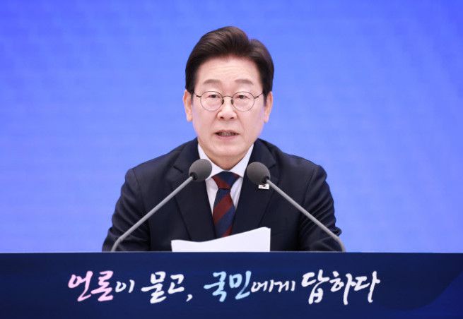 이재명 대통령이 3일 청와대 영빈관에서 열린 '대통령의 30일, 언론이 묻고 국민에게 답하다' 기자회견에서 발언하고 있다.