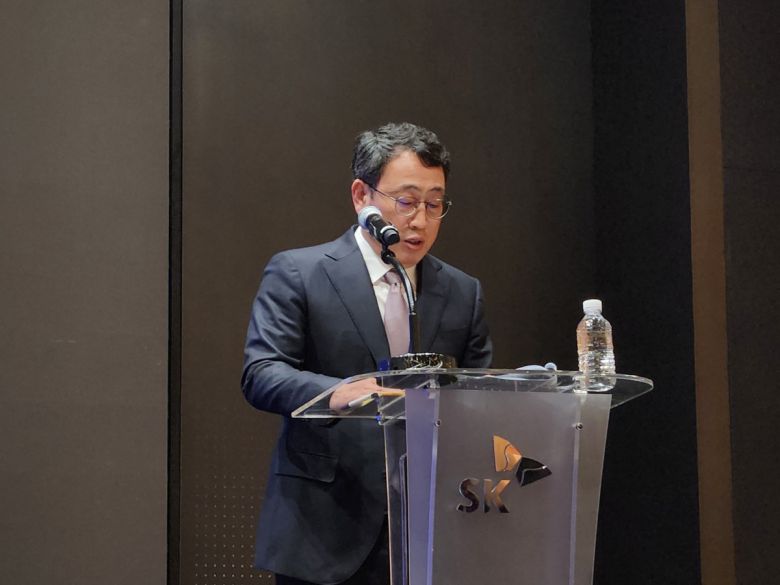유영상 SK텔레콤 대표가 4일 본사 T타워 4층 수펙스홀에서 사이버 침해 사고와 관련, 회사의 입장 및 향후 계획을 발표하고 있다.