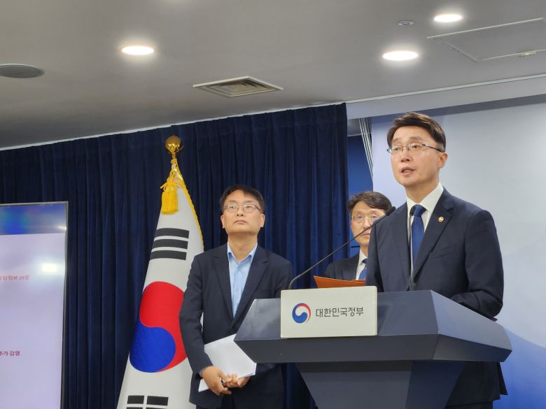 류제명 과학기술정보통신부 제2차관이 4일 정부서울청사에서 SK텔레콤 사이버 침해사고 민관합동조사단 조사 결과를 발표하고 있다.