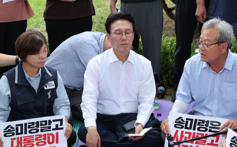 농민단체 의견 듣는 김민석 국무총리    (서울=연합뉴스) 이진욱 기자 = 김민석 국무총리가 4일 서울 용산 대통령실 앞에서 항의 집회 중인 농민단체의 의견을 듣고 있다. 이들 단체는 '농업4법'을 '농망4법'이라고 했던 송미령 농림축산식품부 장관의 유임을 반대하며 송 장관이 물러날 때까지 투쟁을 멈추지 않겠다고 예고한 상태다. 2025.7.4    cityboy@yna.co.kr/2025-07-04 12:29:17/<저작권자 ⓒ 1980-2025 ㈜연합뉴스. 무단 전재 재배포 금지, AI 학습 및 활용 금지>