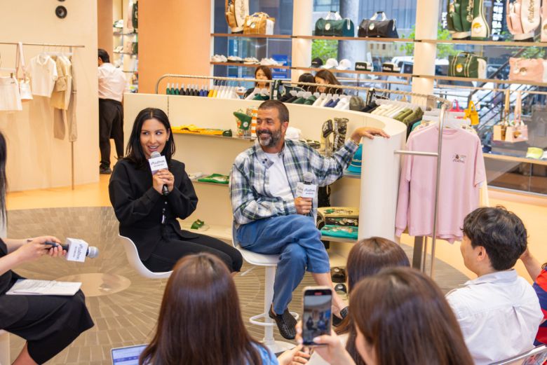 오른쪽부터 말본골프 창립자인 스티븐 말본과 에리카 말본이 새 매장에 대해 소개하고 있다.