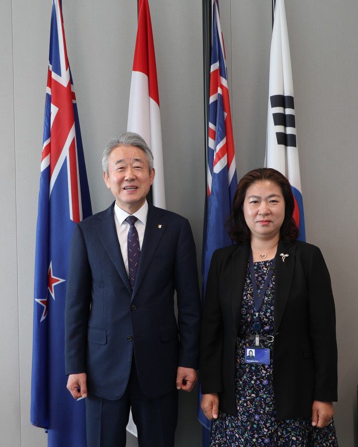 강호동 농협중앙회장이 김경희 유럽부흥개발은행 이사와 기념촬영을 하고 있다.