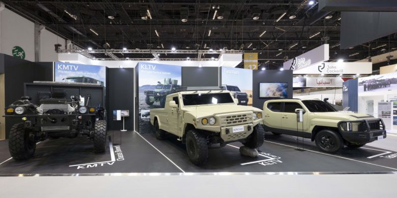 기아는 올해 2월 UAE 아부다비 국제 전시 컨벤션 센터에서 개최된 ‘IDEX 2025(국제 방산 전시회)’에 참가했다. (왼쪽부터) 중형표준차 보닛형 베어샤시, 소형전술차 2인승 카고, 타스만 쇼카