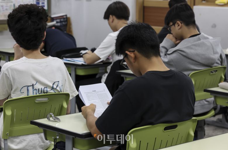 2026학년도 대학수학능력시험 6월 모의평가 시행일인 지난달 4일 서울 광진구 광남고등학교에서 학생들이 시험 준비를 하고 있다. 사진공동취재단