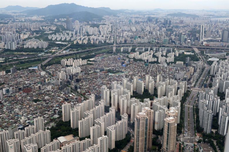 롯데월드타워에서 내려다 본 서울 아파트 전경. 고이란 기자 photoeran@