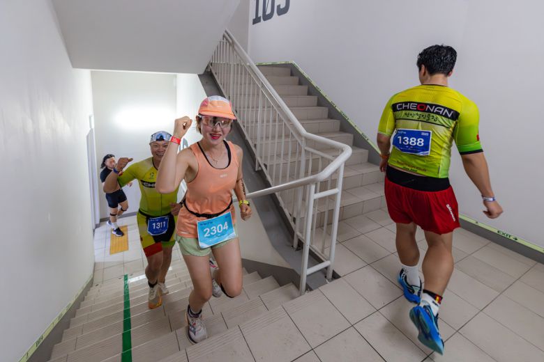 참가자들이 롯데월드타워 1층부터 123층까지 2917개 계단을 오르는 수직 마라톤을 하고 있다.