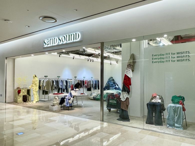 서울 송파구 롯데월드몰에서 진행되는 샌드사운드 팝업스토어.