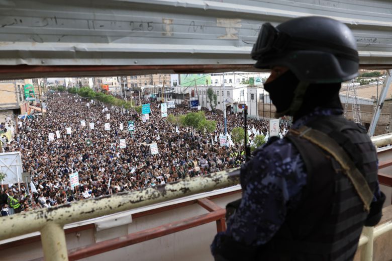 예멘 시아파 무슬림들이 시아파의 최대 기념일인 아슈라의 날 6일(현지시간)을 맞아 한 후티 병사가 경계를 서고 있다. EPA연합뉴스