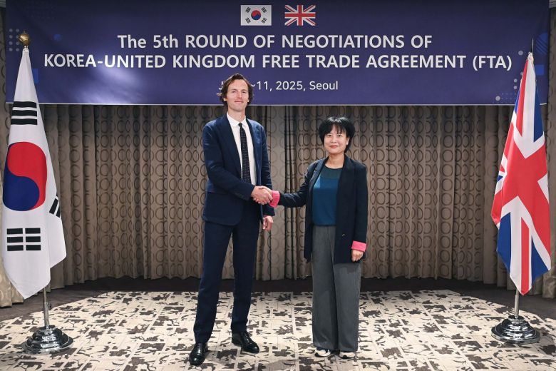 권혜진 산업통상자원부 자유무역협정교섭관(수석대표)이 7일 서울 소공동 롯데호텔에서 아담 펜(Adam Fenn) 영국 기업통상부 부국장(수석대표)과 '한-영국 자유무역협정(FTA) 5차 개선협상'에 앞서 기념 촬영을 하고 있다.