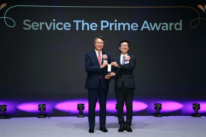 사진 왼쪽부터 백현 롯데관광개발 대표이사 사장, 문동민 한국표준협회 회장이 시상식 직후 기념사진을 찍고 있다.