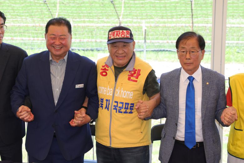 (왼쪽부터)김경일 파주시장, 최성룡 납북자가족모임 대표, 윤후덕 더불어민주당 의원이 8일 오전 경기 파주시 임진각에서 대북 전단 살포를 전면 중단하겠다는 기자회견을 가진 뒤 기념촬영을 하고 있다.