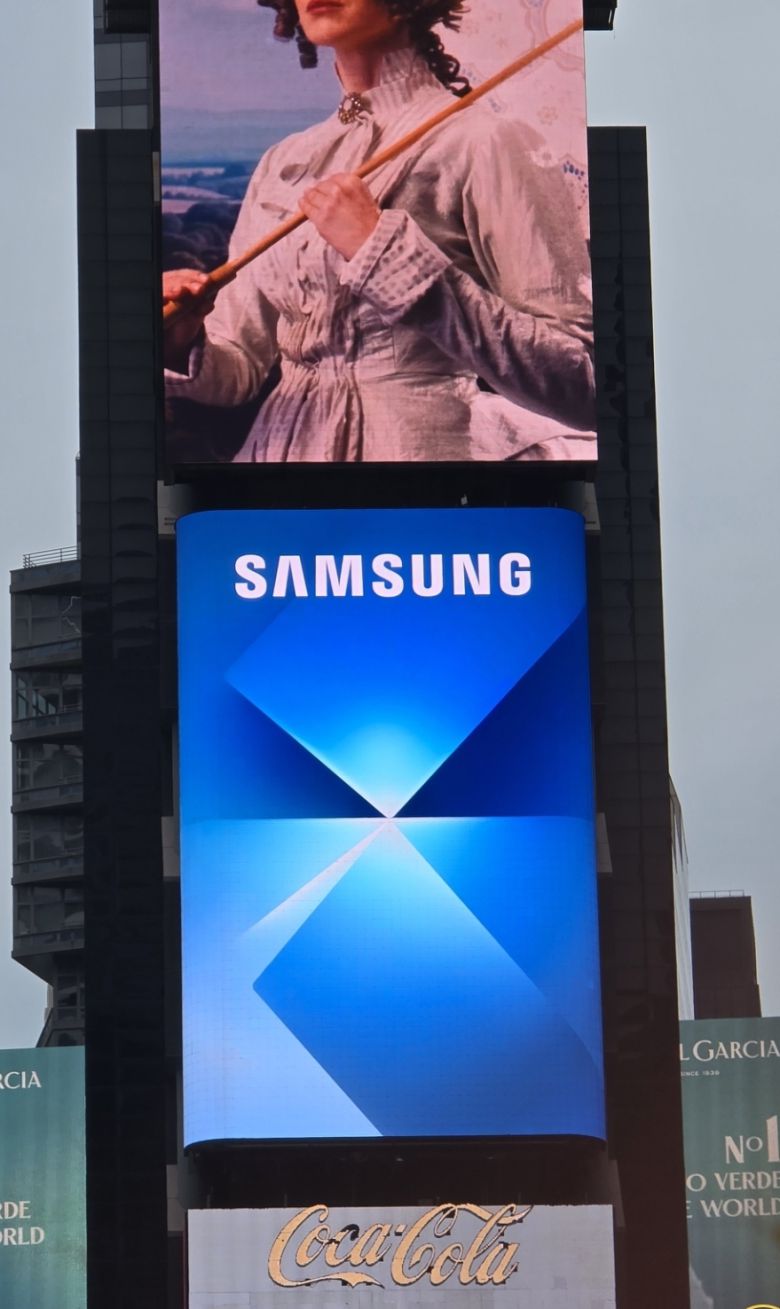 뉴욕 타임스퀘어에 설치된 삼성전자 ‘갤럭시 언팩’ 대형 전광판 광고. Z폴드7·플립7 공개를 예고하고 있다.