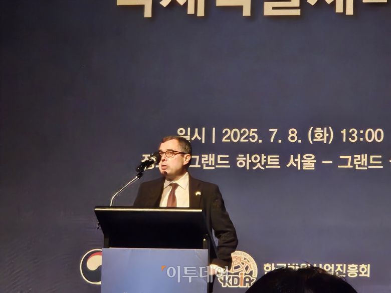 마이클 바카로 미 국무부 부차관보가 8일 그랜드하얏트 서울에서 열린 ‘2025년 대한민국 방위산업 국제학술세미나’에서 기조연설을 하고 있다.