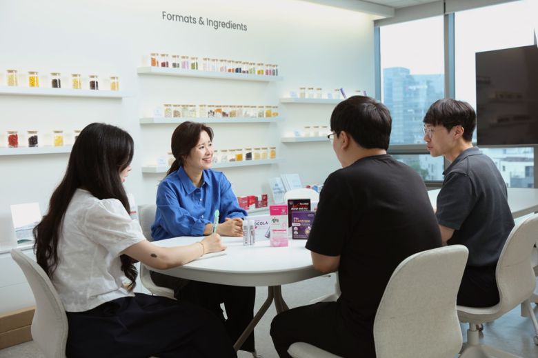 윤여원 콜마비앤에이치 대표가 임직원들과 회의를 하고 있다.