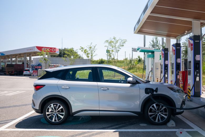 BYD의 아토3를 충전하고 있다.