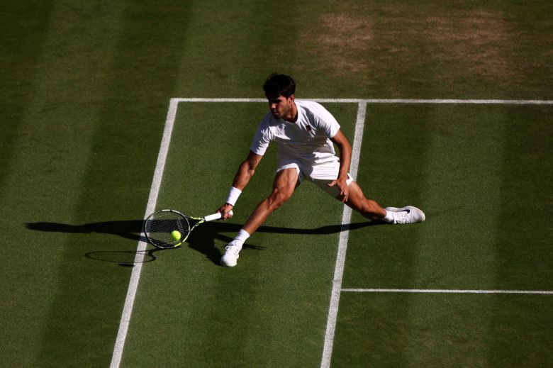 8일(현지시간) 영국 런던 남서부 윔블던 올잉글랜드 테니스 클럽에서 열린 2025 윔블던 테니스 선수권대회 9일 차 남자 단식 8강전에서 스페인의 카를로스 알카라스가 영국의 카메론 노리와의 경기 도중 포핸드 리턴을 하고 있다.