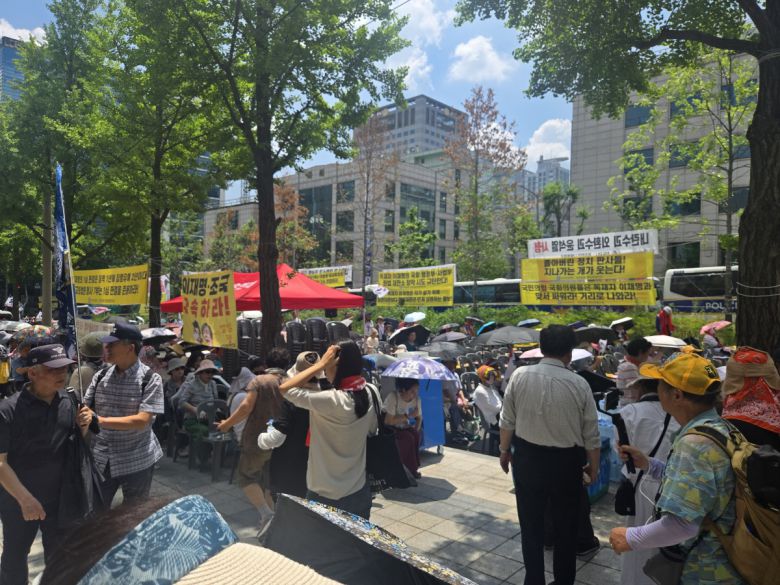 윤석열 전 대통령 지지자들이 9일 서울 서초구 서울중앙지방법원 인근에서 윤 전 대통령 구속에 반대하는 집회를 벌이고 있다.