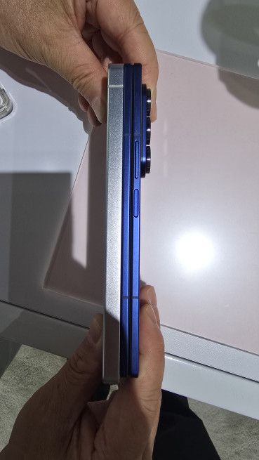 접은 갤럭시 Z폴드7과 갤럭시S25 울트라의 두께 비교.