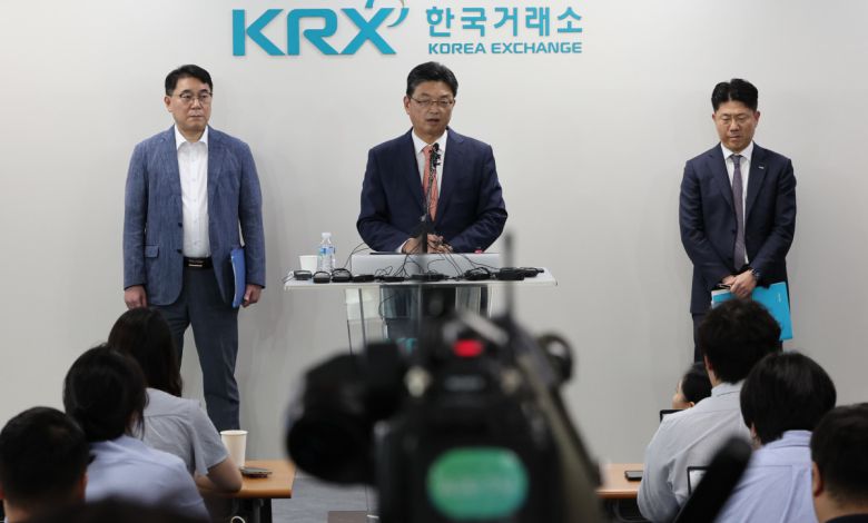 자본시장 불공정거래 근절 방안 브리핑    (서울=연합뉴스) 이진욱 기자 = 9일 서울 여의도 한국거래소에서 이윤수 금융위원회 증권선물위원회 상임위원(가운데), 이승우 금융감독원 부원장보(왼쪽), 김홍식 한국거래소 시장감시위원장이 자본시장 불공정거래 근절 실천방안 합동브리핑을 하고 있다. 2025.7.9    cityboy@yna.co.kr/2025-07-09 11:30:05/<저작권자 ⓒ 1980-2025 ㈜연합뉴스. 무단 전재 재배포 금지, AI 학습 및 활용 금지>