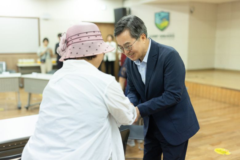 김동연 경기도지사가 9일 파주시 캠프그리브스 DMZ체험관에서 대성동 마을 주민과 만나 인사하고 있다.