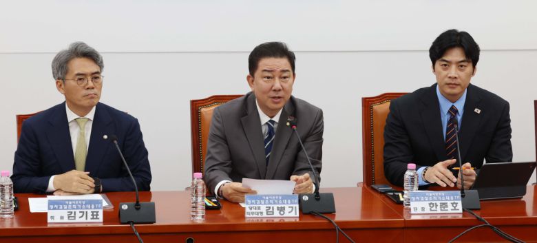 김병기 더불어민주당 대표 직무대행 겸 원내대표가 7일 서울 여의도 국회에서 열린 더불어민주당 정치검찰 조작기소대응 TF 발대식에서 발언하고 있다. 신태현 기자 holjjak@