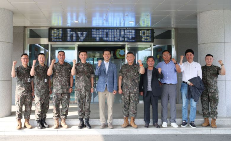 변경구 hy 대표이사(왼쪽 다섯 번째)가 8일 육군 25사단을 방문해 한기성 사단장과 기념 사진을 촬영하고 있다.