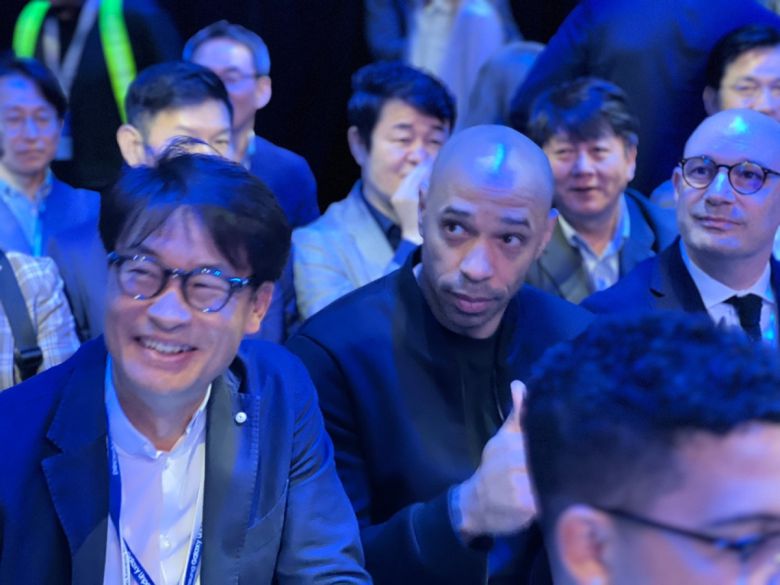 축구 레전드 티에리 앙리가 갤럭시 언팩에 깜짝 등장했다.