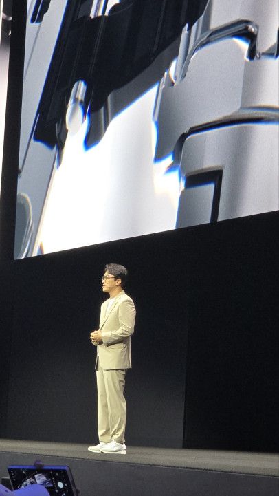 최원종 MX사업부 COO가 갤럭시 언팩에서 발표하고 있다.