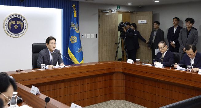 이재명 대통령이 10일 서울 용산 대통령실 청사에서 열린 3차 수석·보좌관 회의에서 발언하고 있다.