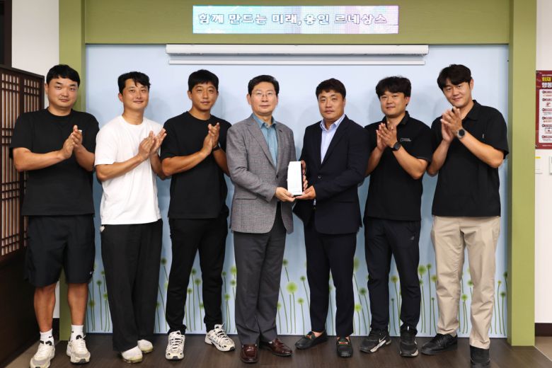 이상일 용인특례시장이 동부모범운전자회와 원삼면 체육회로부터 사무실 이전 고충을 해결하고, 공공체육시설을 설치한 것과 관련해 감사패를 받았다.