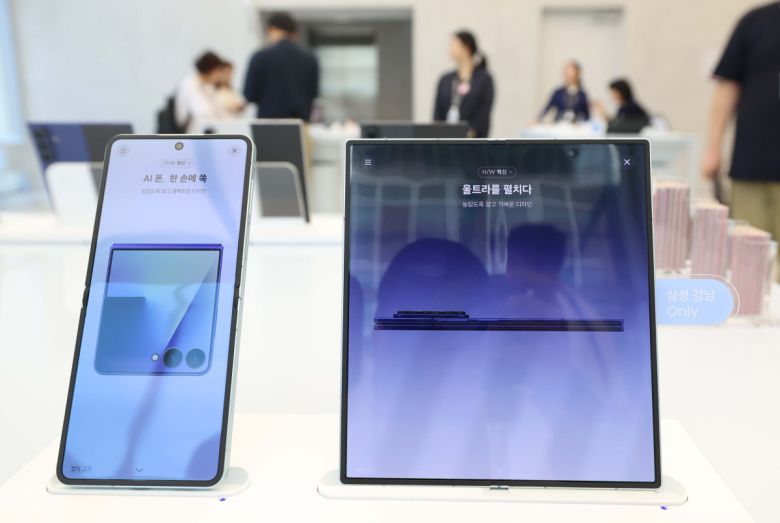삼성전자가 초슬림 대화면 폴더블폰 ‘갤럭시 Z 폴드7(Galaxy Z Fold7)’와 플립형 폴더블폰 ‘갤럭시 Z 플립7(Galaxy Z Flip7)’을 공개한 가운데 10일 서울 서초구 삼성 강남에 제품이 전시돼 있다. 신태현 기자 holjjak@