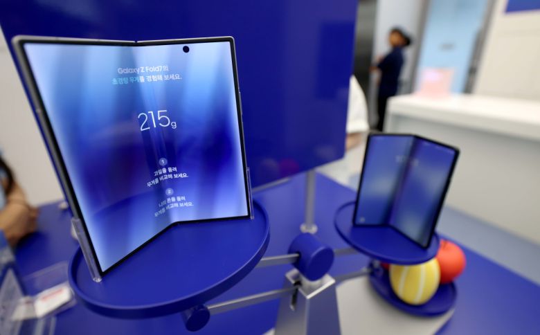 삼성전자가 초슬림 대화면 폴더블폰 ‘갤럭시 Z 폴드7(Galaxy Z Fold7)’와 플립형 폴더블폰 ‘갤럭시 Z 플립7(Galaxy Z Flip7)’을 공개한 가운데 10일 서울 서초구 삼성 강남에 제품이 전시돼 있다. 신태현 기자 holjjak@