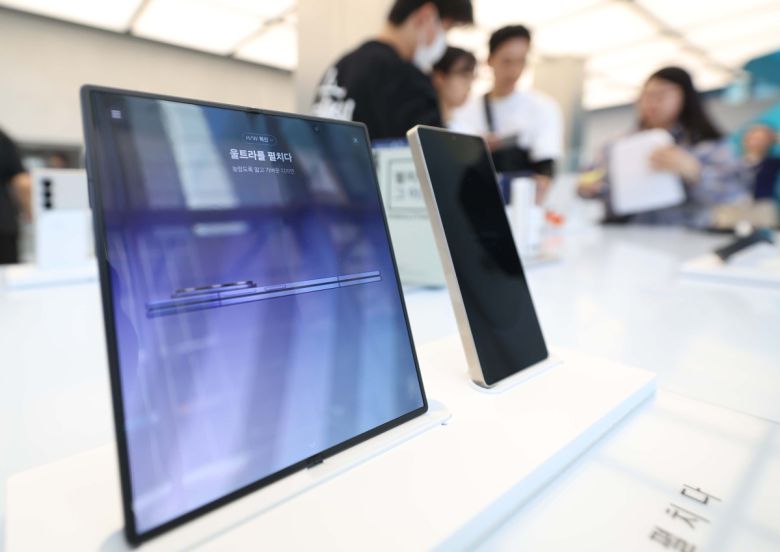 삼성전자가 초슬림 대화면 폴더블폰 ‘갤럭시 Z 폴드7(Galaxy Z Fold7)’와 플립형 폴더블폰 ‘갤럭시 Z 플립7(Galaxy Z Flip7)’을 공개한 가운데 10일 서울 서초구 삼성 강남에 제품이 전시돼 있다. 신태현 기자 holjjak@