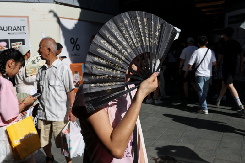 중국 상하이에서 4일 한 시민이 부채로 햇빛을 막고 있다. 상하이/로이터연합뉴스
