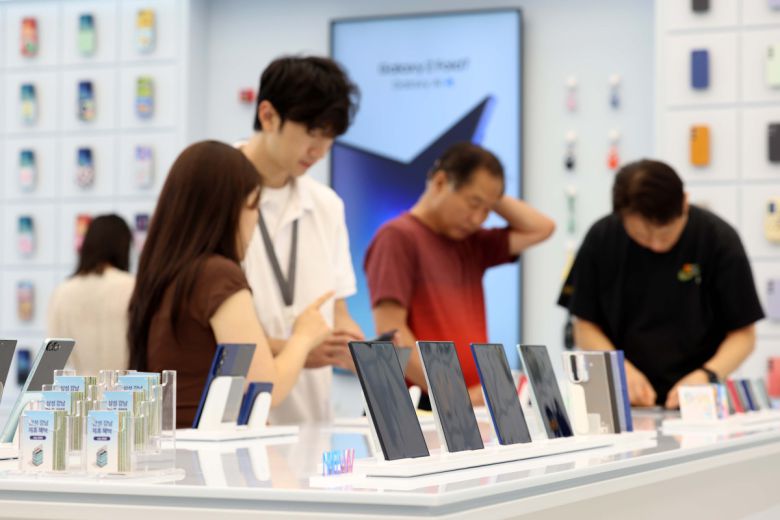 삼성전자가 초슬림 대화면 폴더블폰 ‘갤럭시 Z 폴드7(Galaxy Z Fold7)’와 플립형 폴더블폰 ‘갤럭시 Z 플립7(Galaxy Z Flip7)’을 공개한 가운데 10일 서울 서초구 삼성 강남에 제품이 전시돼 있다. 신태현 기자 holjjak@