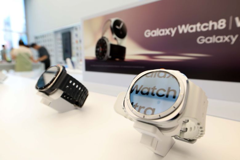 삼성전자가 초슬림 대화면 폴더블폰 ‘갤럭시 Z 폴드7(Galaxy Z Fold7)’와 플립형 폴더블폰 ‘갤럭시 Z 플립7(Galaxy Z Flip7)’을 공개한 가운데 10일 서울 서초구 삼성 강남에 함께 공개된 '갤럭시 워치 8 울트라'가 전시돼 있다. 신태현 기자 holjjak@