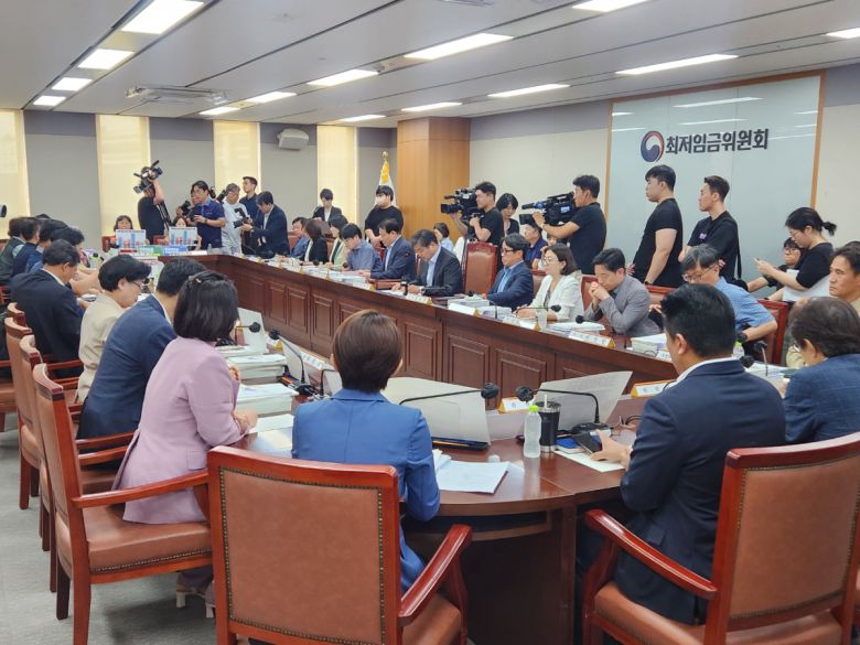 10일 정부세종청사에서 최저임금위원회 12차 전원회의가 열리고 있다. (김지영 인구정책전문기자 @jye)