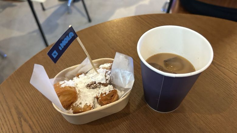 네스프레소 버츄오 머신으로 추출한 놀라 스타일 블렌드에 귀리음료와 약간의 설탕을 더한 커피(오른쪽)와 뉴올리언스 전통 디저트 베녜.