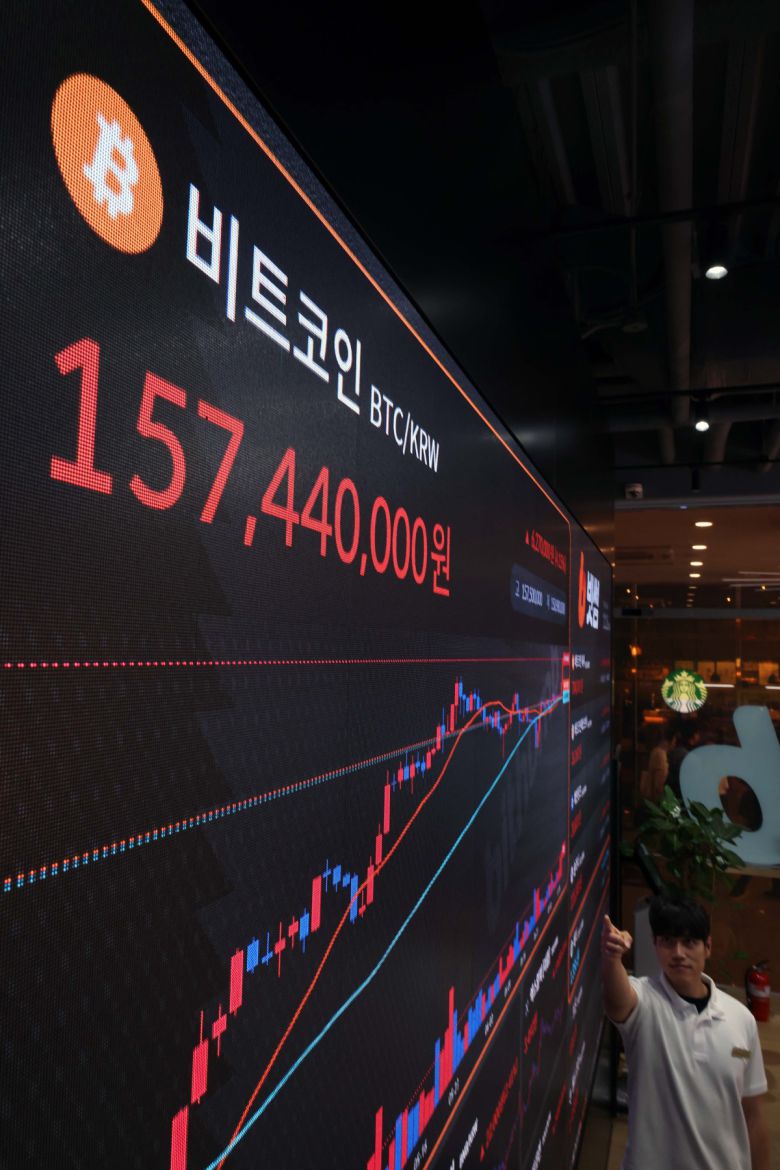 비트코인이 상승세를 보이며 사상 처음 11만6000달러를 넘어서는 등 최고점을 높여가는 가운데 11일 서울 강남구 빗썸라운지 모니터에 비트코인 등 가상자산 실시간 거래가격이 표시되고 있다. 신태현 기자 holjjak@