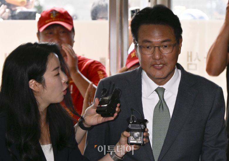 직권남용 권리행사 방해 혐의를 받는 김태효 전 국가안보실 1차장이 11일 서울 서초구 순직 해병 특별검사팀 사무실에서 피의자 신분으로 조사를 받기 위해 출석하고 있다. 해병대원 순직사건 관련 의혹을 수사하는 이명현 특별검사팀은 김 전 차장을 상대로 이른바 'VIP 격노설'이 불거진 2023년 7월 31일 수석비서관회의 내용 등을 집중 추궁할 예정이다. 조현호 기자 hyunho@
