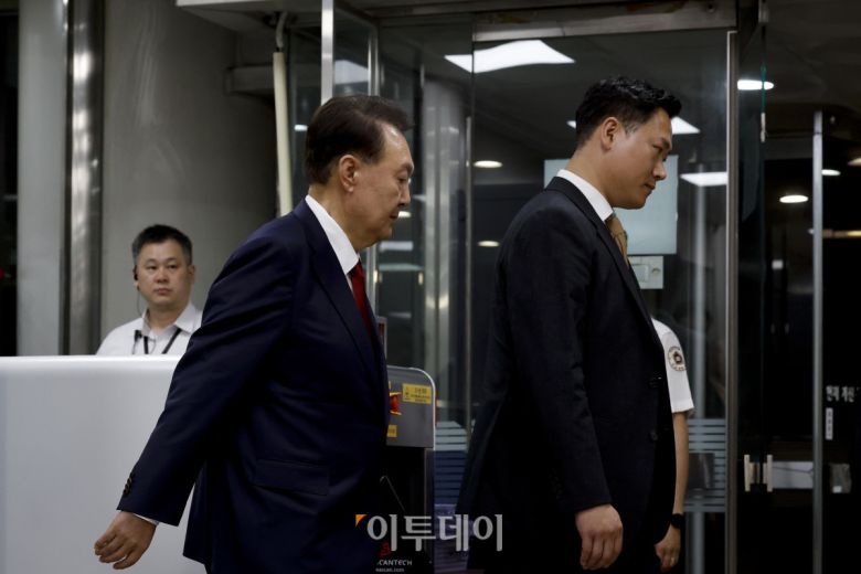 12.3 비상계엄 사태 관련 내란 혐의를 받는 윤석열 전 대통령이 9일 서울 서초구 서울중앙지방법원에서 구속 전 피의자 심문(영장실질심사)을 마치고 대기 장소인 서울구치소로 이동하고 있다. 사진공동취재단