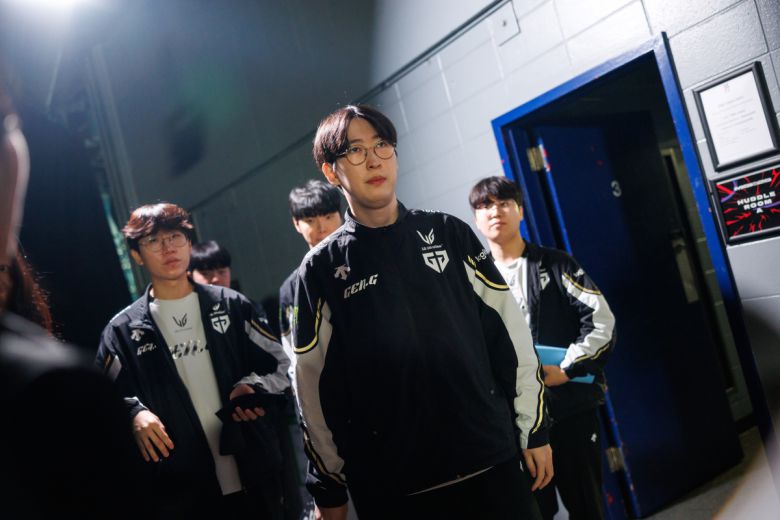 젠지 e스포츠 선수들. 왼쪽부터 '룰러' 박재혁, '캐니언' 김건부, '쵸비' 정지훈, '듀로' 주민규 '기인' 김기인.