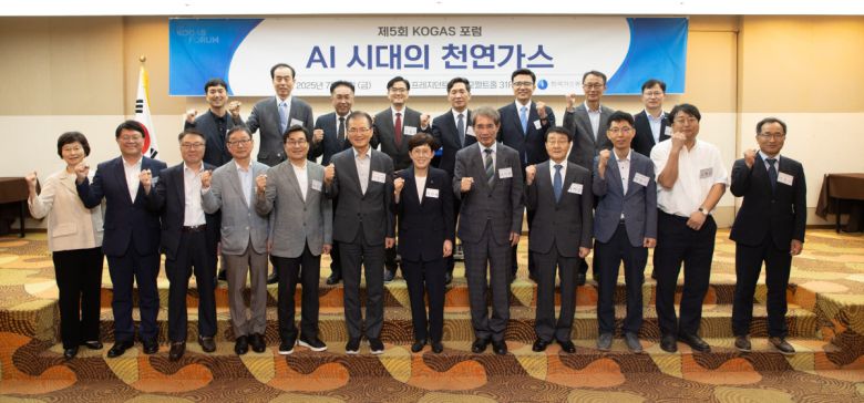 최연혜 한국가스공사 사장(왼쪽에서 일곱 번째)이 11일 서울 중구 프레지던트 호텔에서 열린 '제5회 KOGAS 포럼'에서 참석자들과 기념 촬영을 하고 있다.