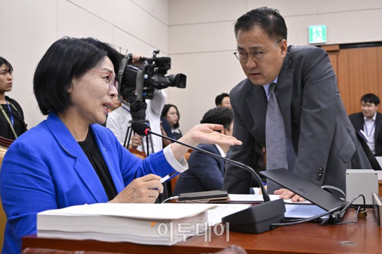 14일 서울 여의도 국회 과학기술정보방송통신위원회에서 열린 배경훈 과학기술정보통신부 장관 후보자 인사청문회에서 최민희 위원장과 최형두 국민의힘 과방위 간사가 대화를 하고 있다. 사진=조현호 기자 hyunho@