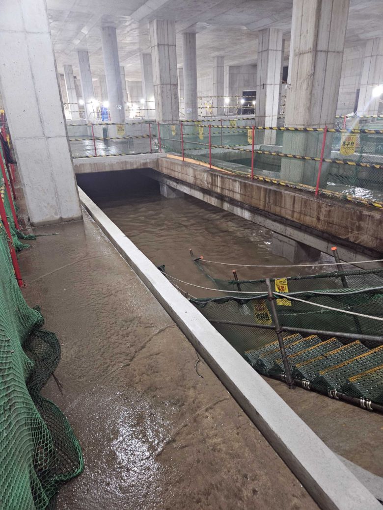 호우경보가 발효된 14일 오전 부산 사상구 사상~하단선 공사장에 대량누수가 발생해 현장이 침수됐다.